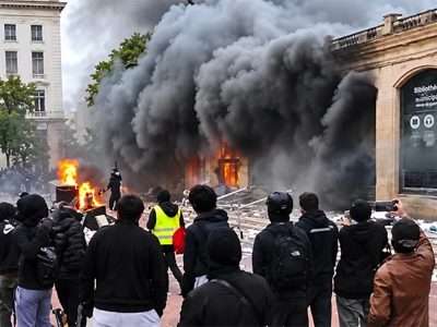 Riots Spread Across Europe as Unrest Enters 5th Week 1